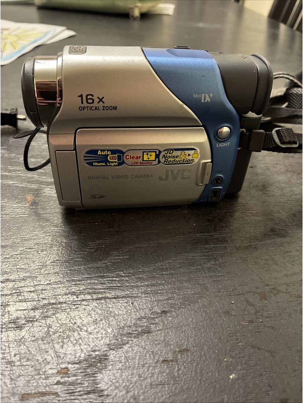 JVC GR-D72 Camcorder -  Silver. Parts Only Untested Powers On With Charger